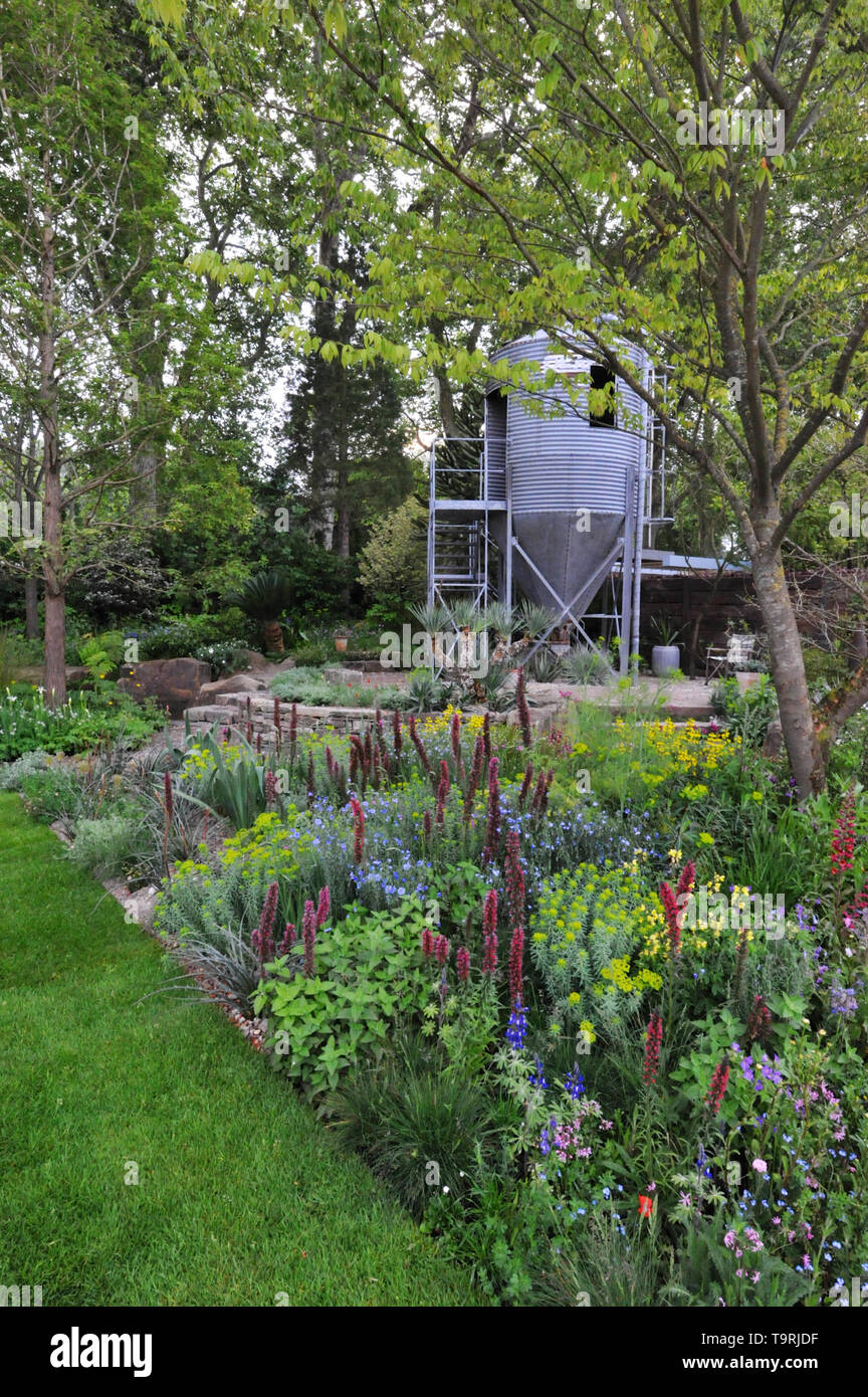 Die Belastbarkeit Garten (von Sarah Eberle entworfen), die eines der elf schöne und elegante zeigen, Gärten, die auf der 2019 RHS Chelsea Flower Show, die heute in den 11-Hektar großen Gelände des Royal Hospital Chelsea, London, Großbritannien, 20. Mai 2019 dieser Garten feiert Hundertjahrfeier des Forstverwaltung, während auch im Hinblick auf die größten Herausforderungen, mit denen die Wälder der Zukunft, wie sie widerstandsfähig auf den Klimawandel und die zunehmende Bedrohung durch Schädlinge und Krankheiten gemacht werden können. Es gibt 26 Themengärten auf Anzeige auf der diesjährigen Show sowie über 100 p Stockfoto