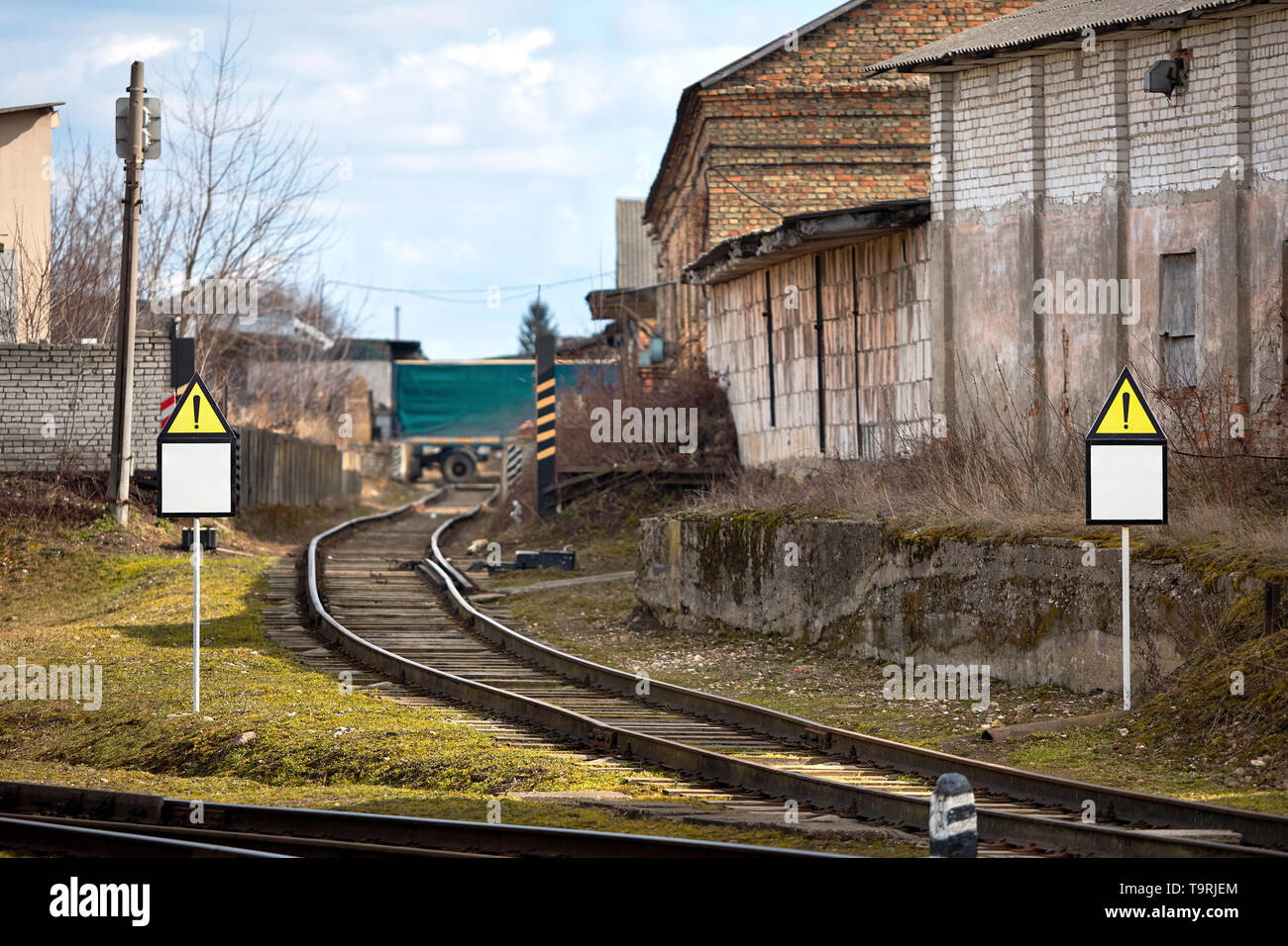Dreieckige Schild mockup an der Bahnstrecke Warnung über beschädigte Schienenprofil und übergroßen enge Passage für Züge. Stockfoto