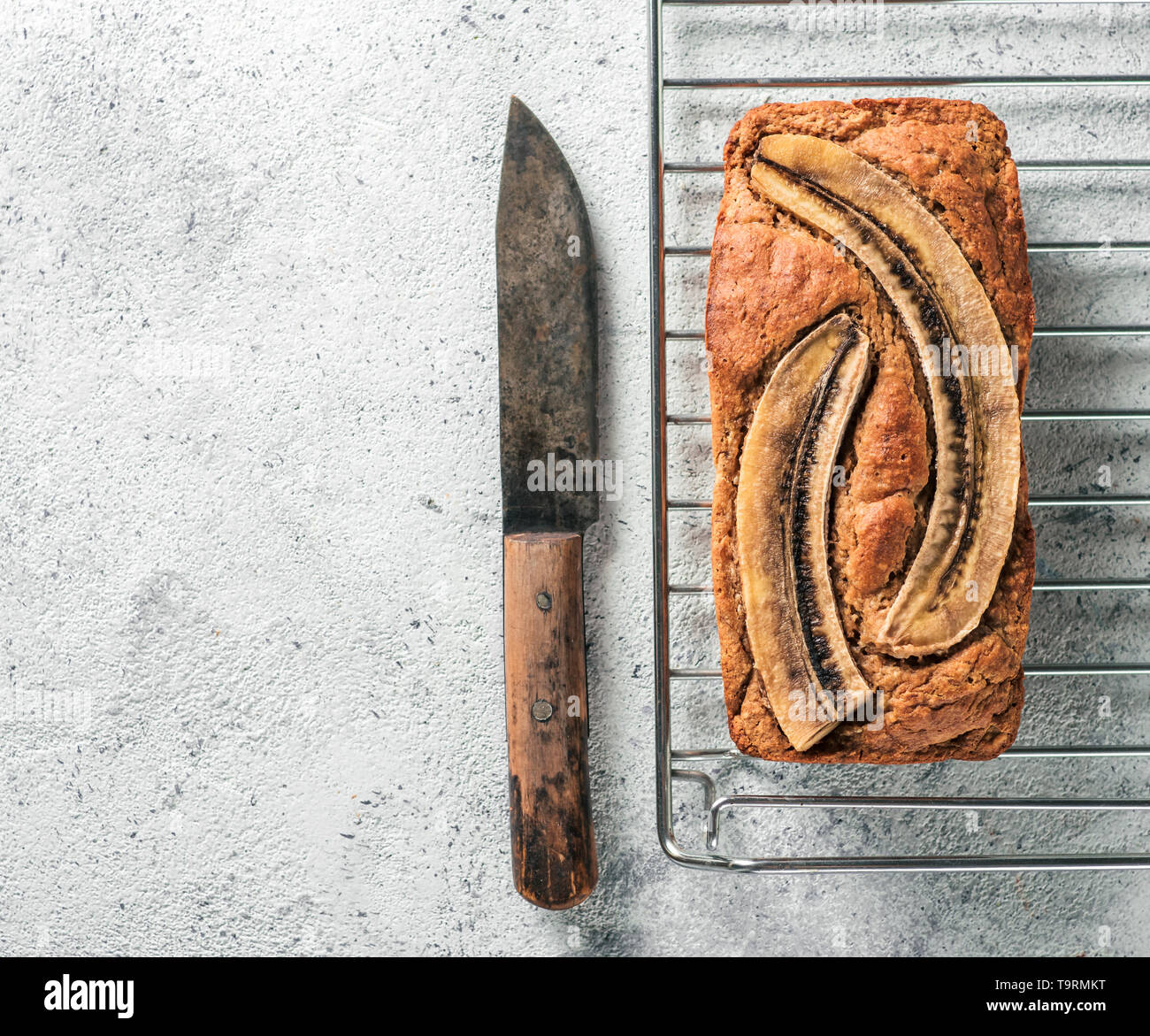 Butter, Zucker-freien Bananenbrot mit Hafermehl, weiche Quark und Honig. Blick von oben auf die volle Banane Brot auf grauzement Hintergrund. Kopieren Sie Platz. Ideen und Rezepte für gesunde Ernährung Frühstück Stockfoto
