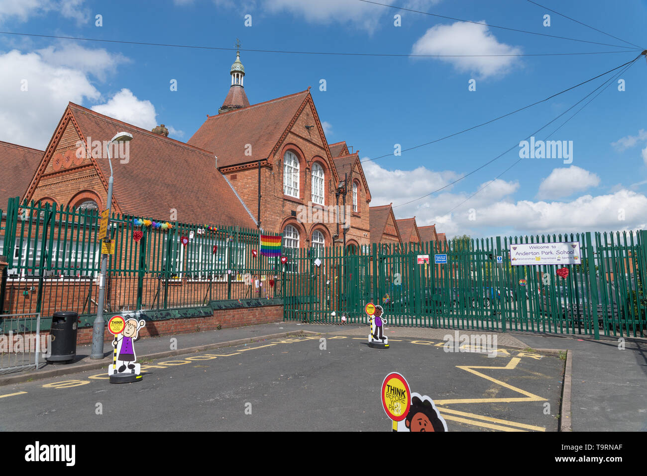 Muslime gegen LGBT-Lektionen mit LGBT-Anhänger stießen, wie sie befestigt regenbogenfarbenen Fahnen zu Geländer an Anderton Park Primary School Stockfoto