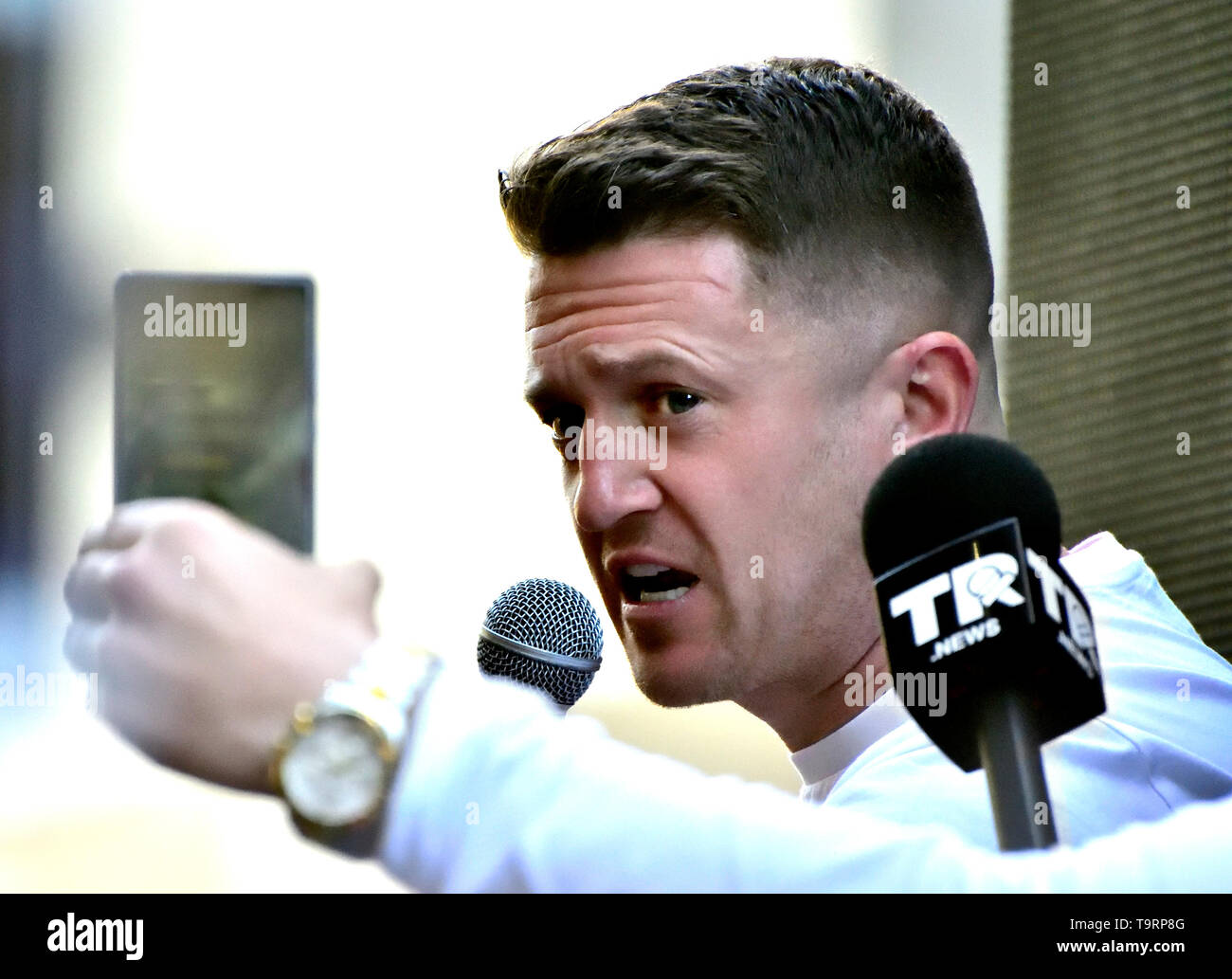 Tommy Robinson (Stephen Yaxley-Lennon) spricht mit einer Masse von seinen Anhängern außerhalb des Old Bailey nach gesagt wird, er wird ein Wiederaufnahmeverfahren für Missachtung Gesicht Stockfoto