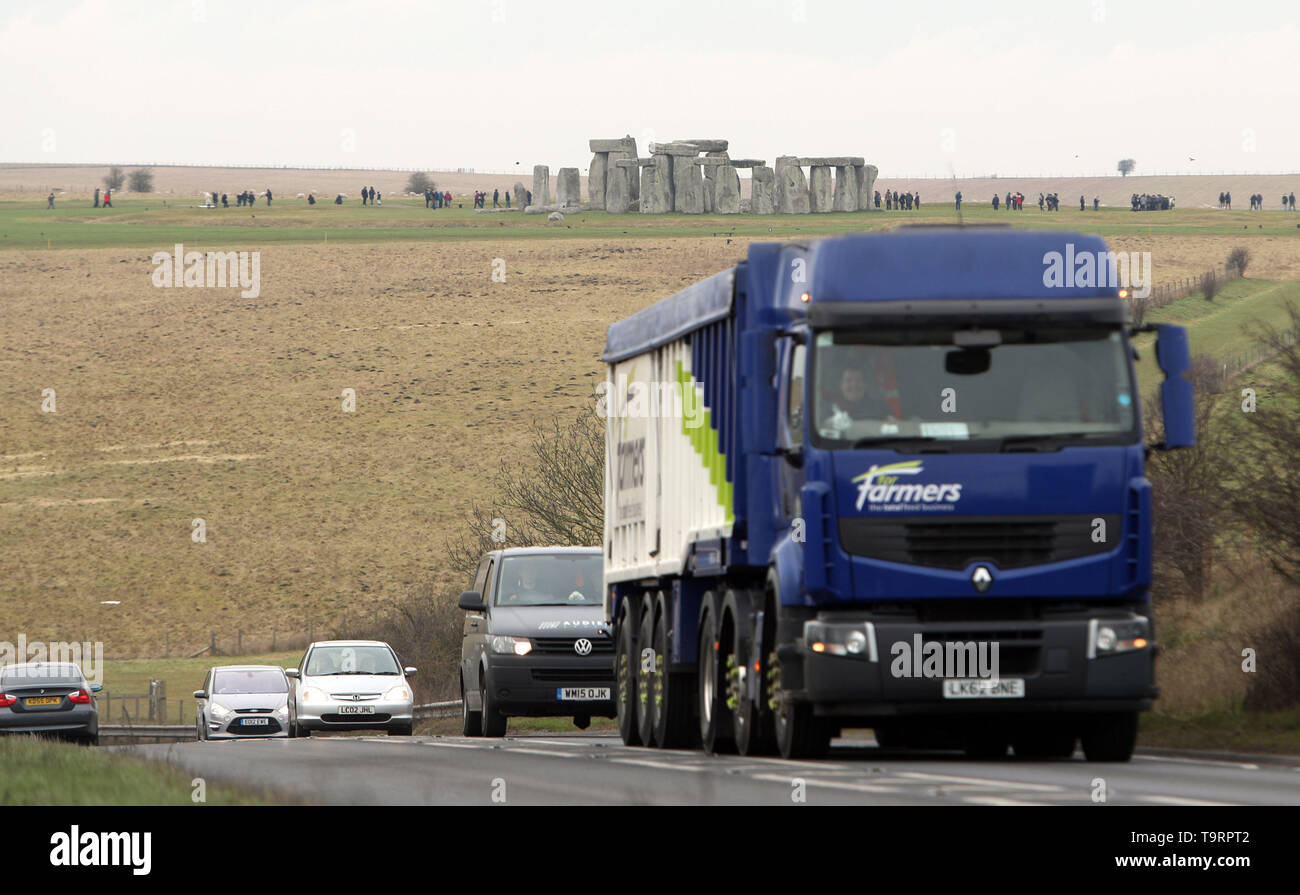 Foto vom 06/02/17 der Verkehr Stonehenge vorbei auf die Straße A303 in Wiltshire. Das wirtschaftliche Argument für den Bau einer Straße Tunnel in der Nähe von Stonehenge setzt auf "ungewiss" Vorteile, die öffentlichen Ausgaben watchdog gewarnt hat. Stockfoto