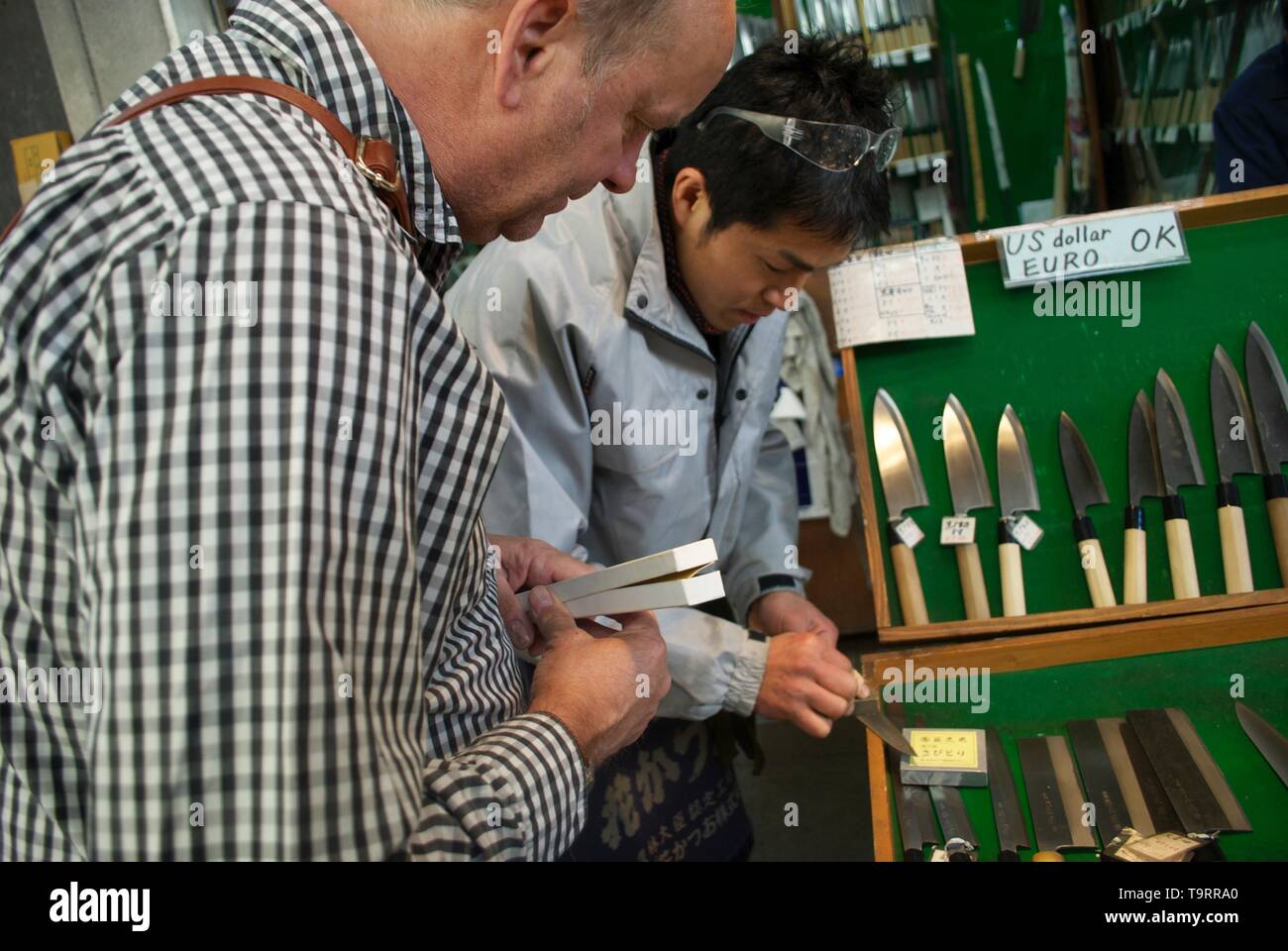 Messer für den Verkauf auf dem Fischmarkt in Tokio, Japan, vom Handwerker, und schärft sie Stockfoto