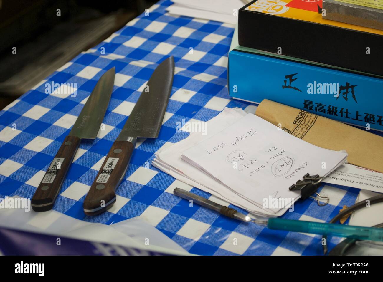 Messer für den Verkauf auf dem Fischmarkt in Tokio, Japan, vom Handwerker, und schärft sie Stockfoto