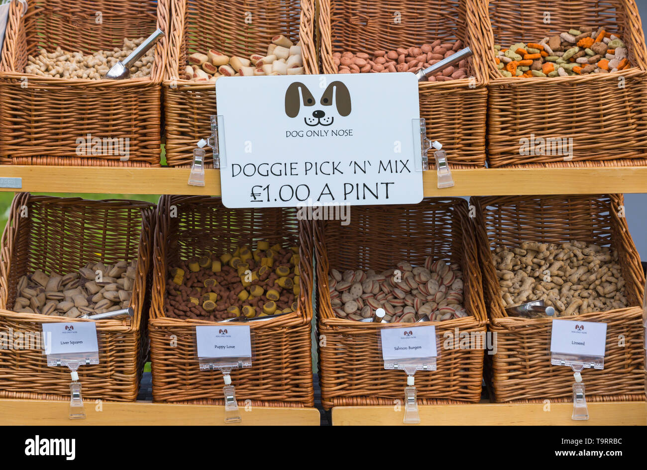 Hund nur Nase - doggie Pick'n' Mix £ 1,00 ein Pint - bei Dogstival, Pylewell Park Estate Lymington, New Forest, Großbritannien stand im Mai Stockfoto
