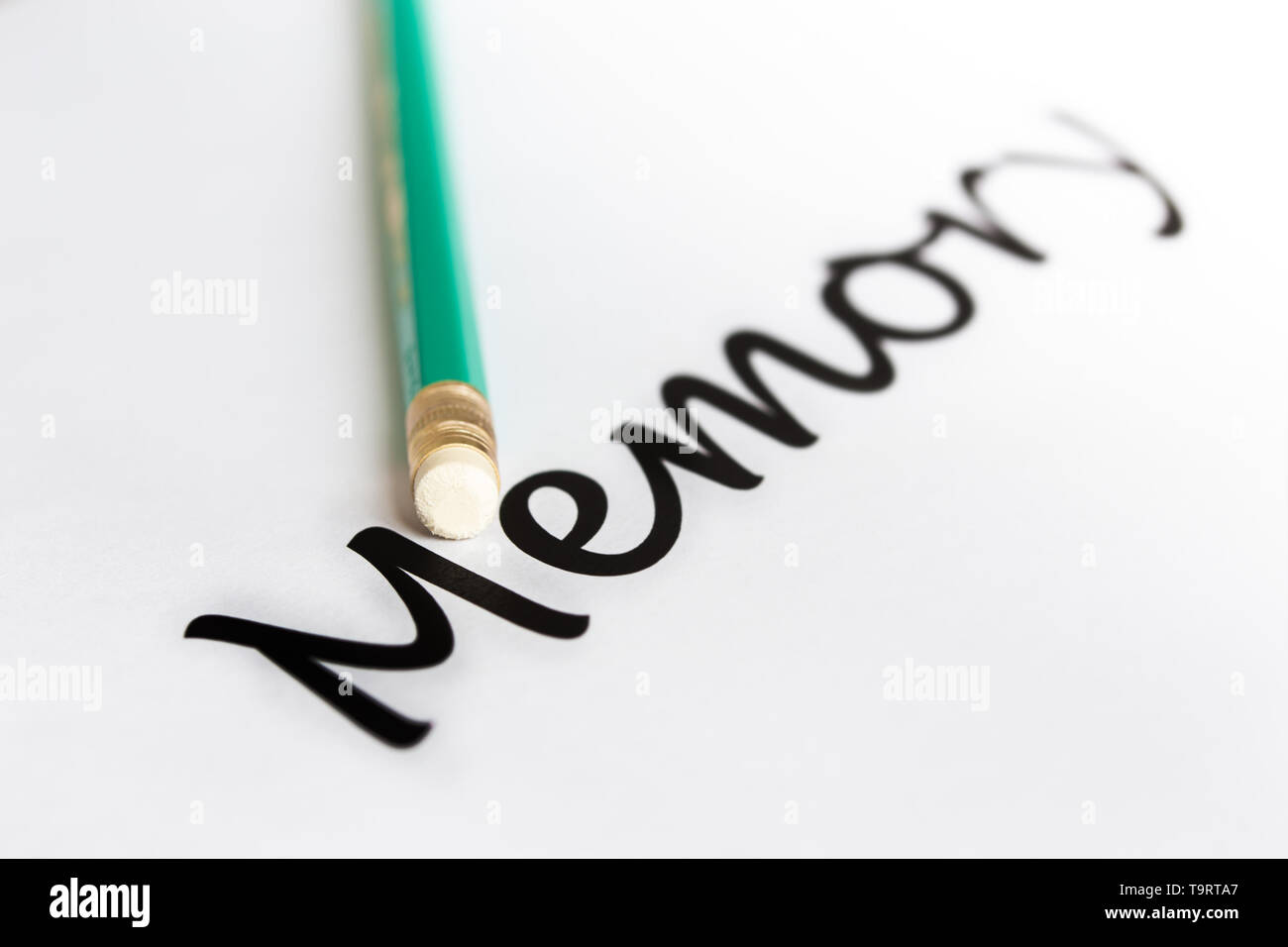 Ein Bleistift mit Radiergummi und das Wort 'memory' mit einem verschwommenen Ende. Das Konzept der Speicherprobleme, Oblivion. Stockfoto