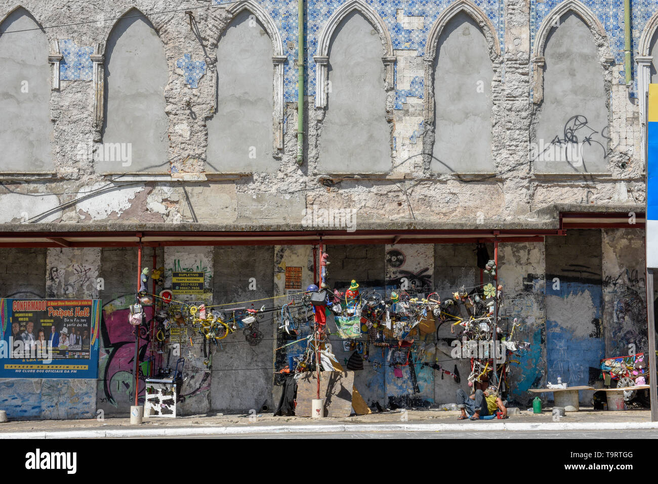 Salvador, Brasilien - 5. Februar 2019: Tramp liegen auf der anderen Straßenseite bei Salvador Bahia in Brasilien Stockfoto