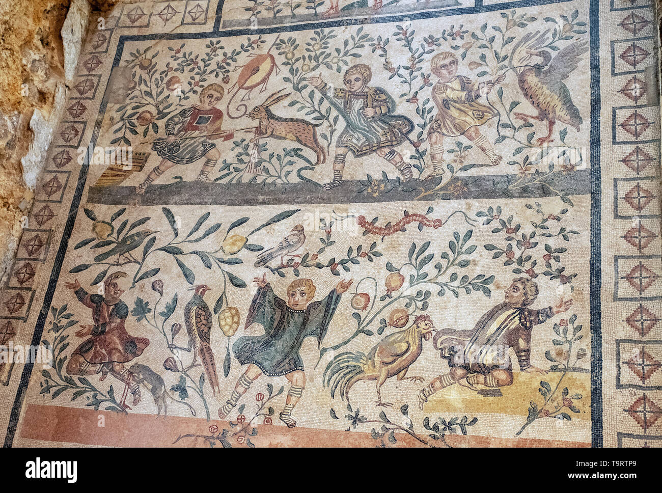 Fanciulli Cubicolo dei cacciatori Mosaik Jagdszenen Kinder töten Hase Villa Romana del Casale Erice Sizilien. Stockfoto