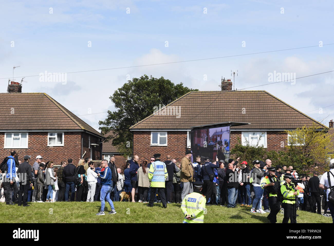 Unterstützer von Tommy Robinson, der Wahlkampf ist in Liverpool, Liverpool vor diesem Wochen Wahlen zum Europäischen Parlament. Polizei Unterstützer und Gegendemonstranten auseinander, aber mit Zähler zusammengestossen - demonstranten vor Tommy Robinson's Ankunft. Kredit David J Colbran Stockfoto