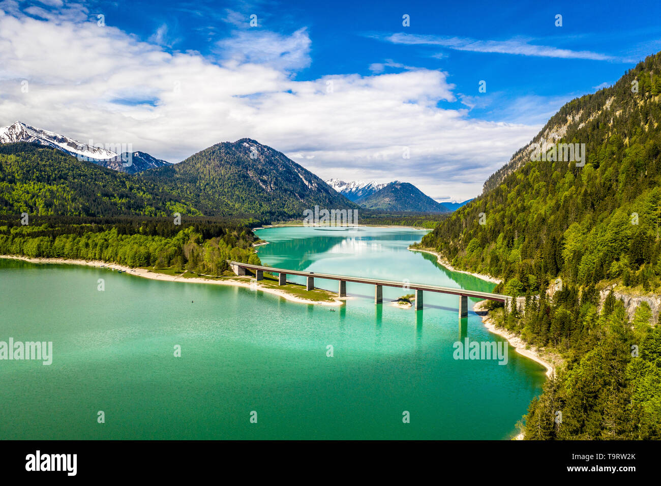 4K Drone erstaunliche Brücke über die Akkumulation See Sylvenstein, Oberbayern. Luftaufnahme. Mai, Deutschland Stockfoto