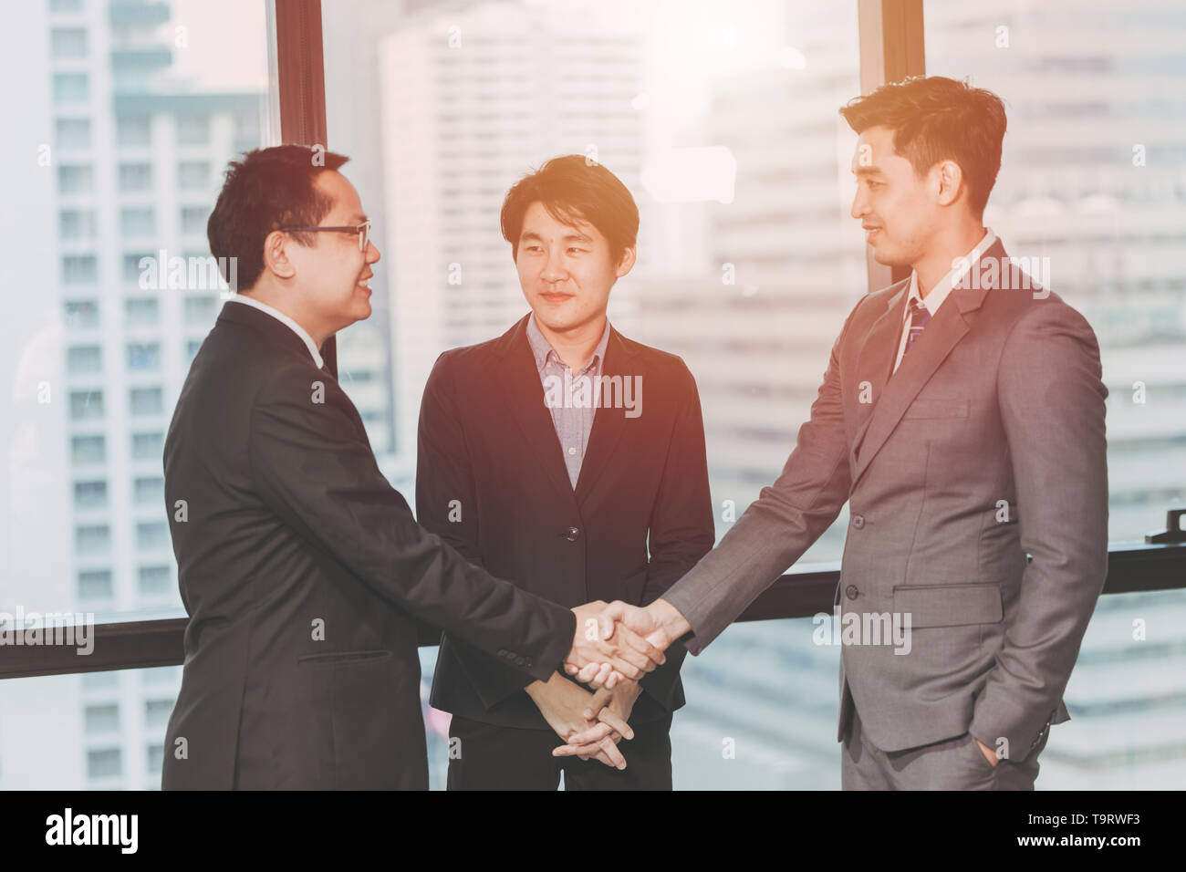 Business Zwischenhändler, Projekt erfolgt mit Anschluss Agent Mann Konzept, drei Business mann Hände schütteln Stockfoto