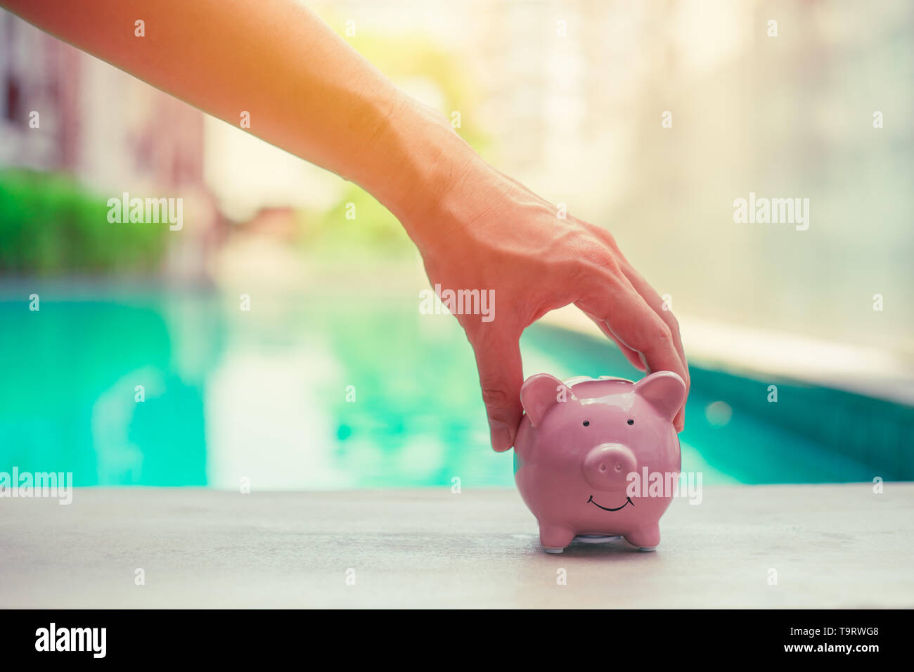 Schwein Bank, Hand, Persönliche Finanzen geld Konzept speichern Stockfoto