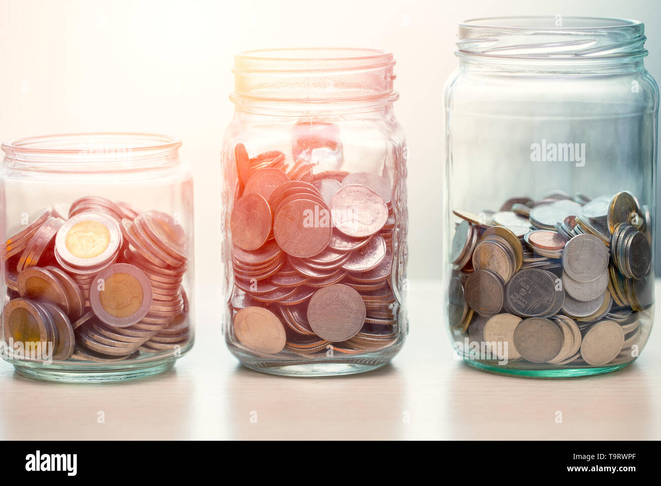 Persönliche finanzielle oder Geld sparen Konzept, Münzen gesammelt in Glas Glas Stockfoto