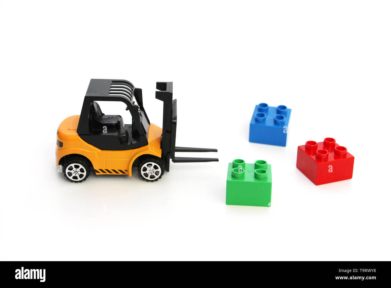 Kinder Spielzeug. Gelbe Gabelstapler Spielzeug Schiffe color Cubes. Spielzeug für Kinder. Kleine Lader und drei Würfel. Stockfoto