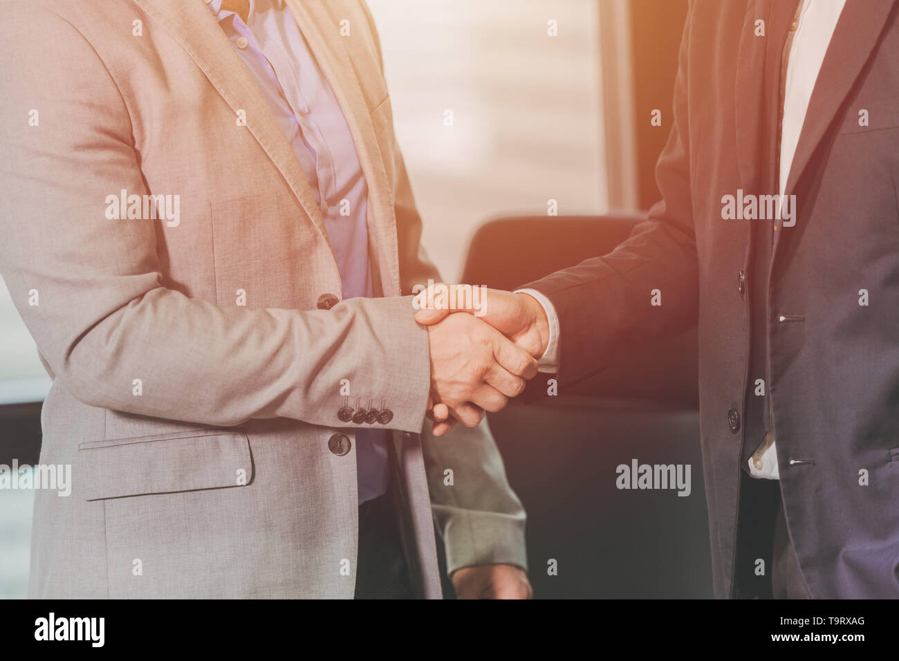 Zwei Unternehmer Handshake für die erfolgreiche Arbeit geleistet oder der Umgang Vertrag im Büro. Stockfoto