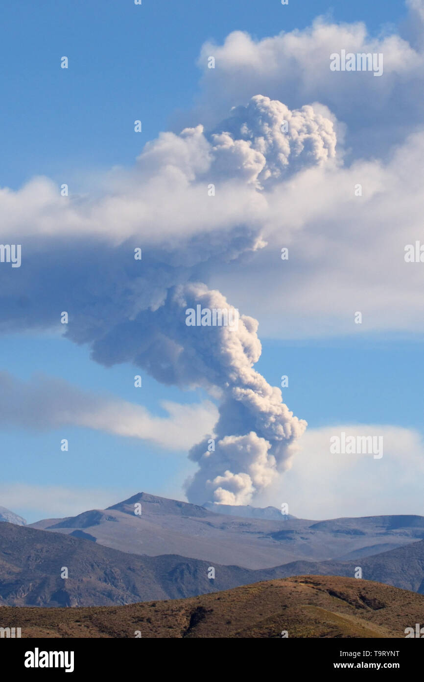 Sabancaya Vulkan in den Anden, Rauch und Asche als er bricht im Juli 2017 Stockfoto