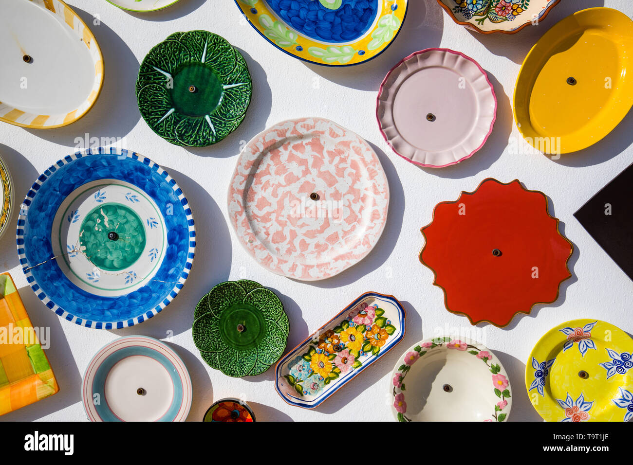 Sammlung von bunten Portugiesische Keramik Keramik, lokale handwerkliche Erzeugnisse aus Portugal. Keramische Platten Anzeige in Portugal. Bunte vintage Keramik Stockfoto