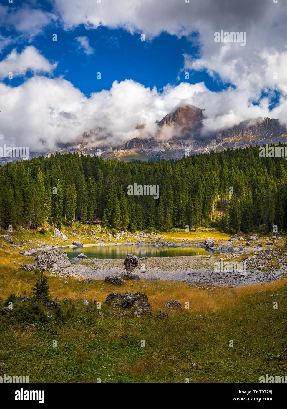 Carezza See (Lago di Carezza, Karersee) mit dem Berg Latemar, Provinz Bozen, Südtirol, Italien. Stockfoto