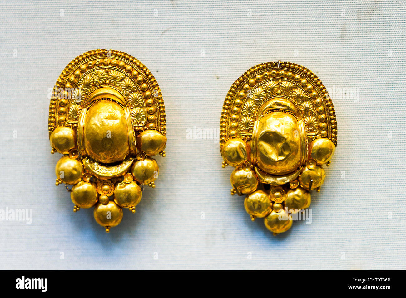 Paar gold Ohrringe aus dünnem Stahlblech mit der angewandten Chefs, Spangen und ein Band von palmetten Etruskischen, ca. 350-300 V.CHR. von Populonia, Italien Stockfoto