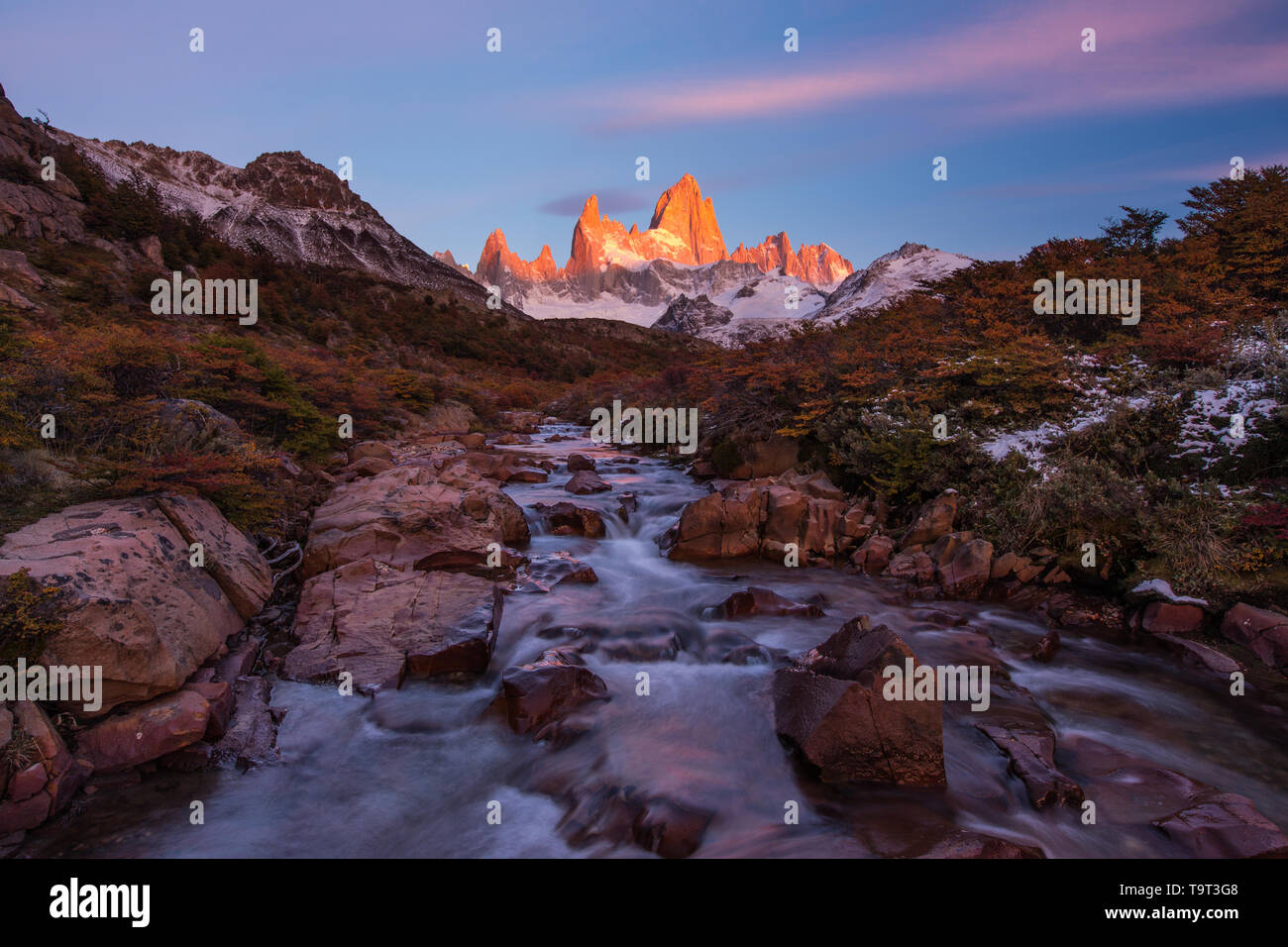 Das Fitz Roy Massiv im ersten Licht des Sonnenaufgangs. Los Glaciares Nationalpark in der Nähe von El Chalten, Argentinien. Weltkulturerbe der UNESCO in der Patag Stockfoto