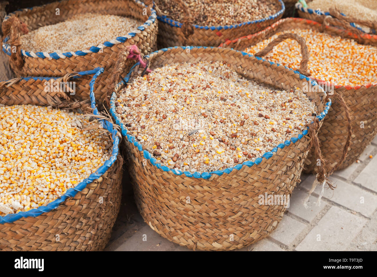 Trockenem Mais und Getreide liegen in Körben auf dem Straßenmarkt in Ägypten Stockfoto