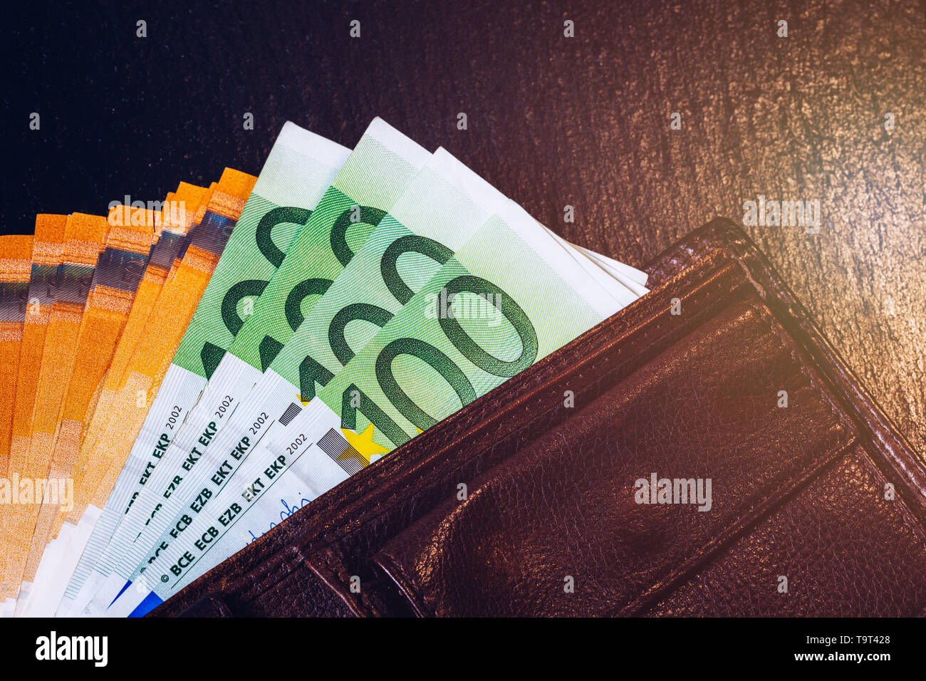 Wallet mit Euro-banknoten. Bargeld in der Brieftasche auf schwarzem Hintergrund. Euro Geld in der Geldbörse. Stockfoto