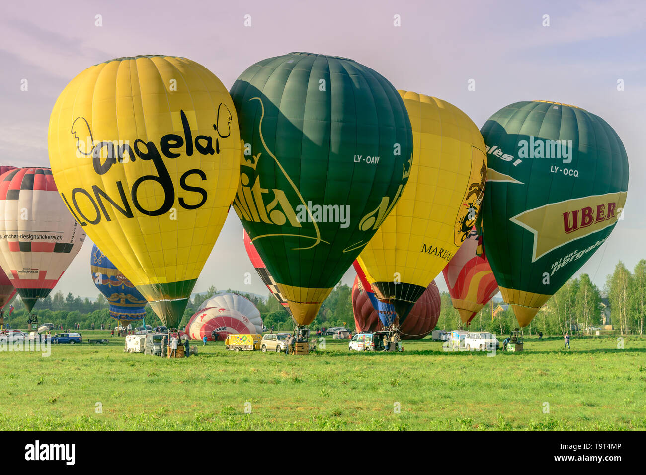 Krosno, Polen, 4. Mai 2019: Hot Air Balloon Championship von Polen und Berg Ballon Wettbewerb. Vorbereitung zum Flug Stockfoto