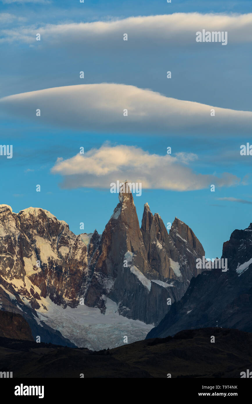 Eine linsenförmige Cloud Formen über Cerro Torre im Nationalpark Los Glaciares in der Nähe von El Chalten, Argentinien. Weltkulturerbe der UNESCO in Patagonien re Stockfoto