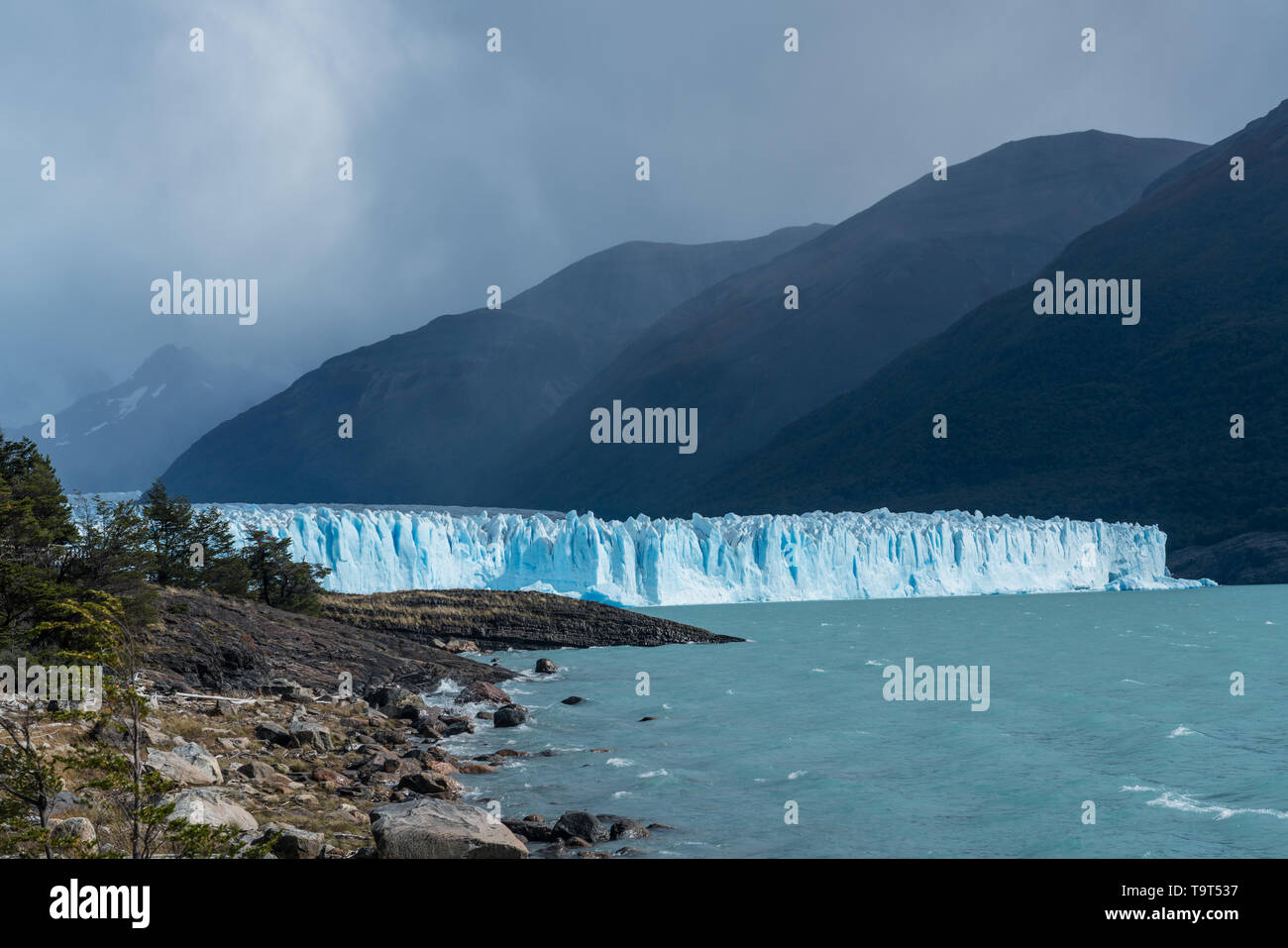 Der Gletscher Perito Moreno und Lago Argentino im Nationalpark Los Glaciares in der Nähe von El Calafate, Argentinien. Weltkulturerbe der UNESCO in Patagonien re Stockfoto