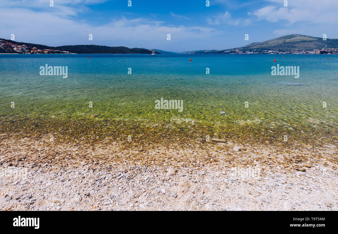 Steine unter Wasser. Meer Kieselsteine am Strand. Meer Kieselsteine am Strand Sand mit transparentem Wasser. Natürliche meer Steine Nahaufnahme. Strand glatten Kieselsteinen. Stockfoto