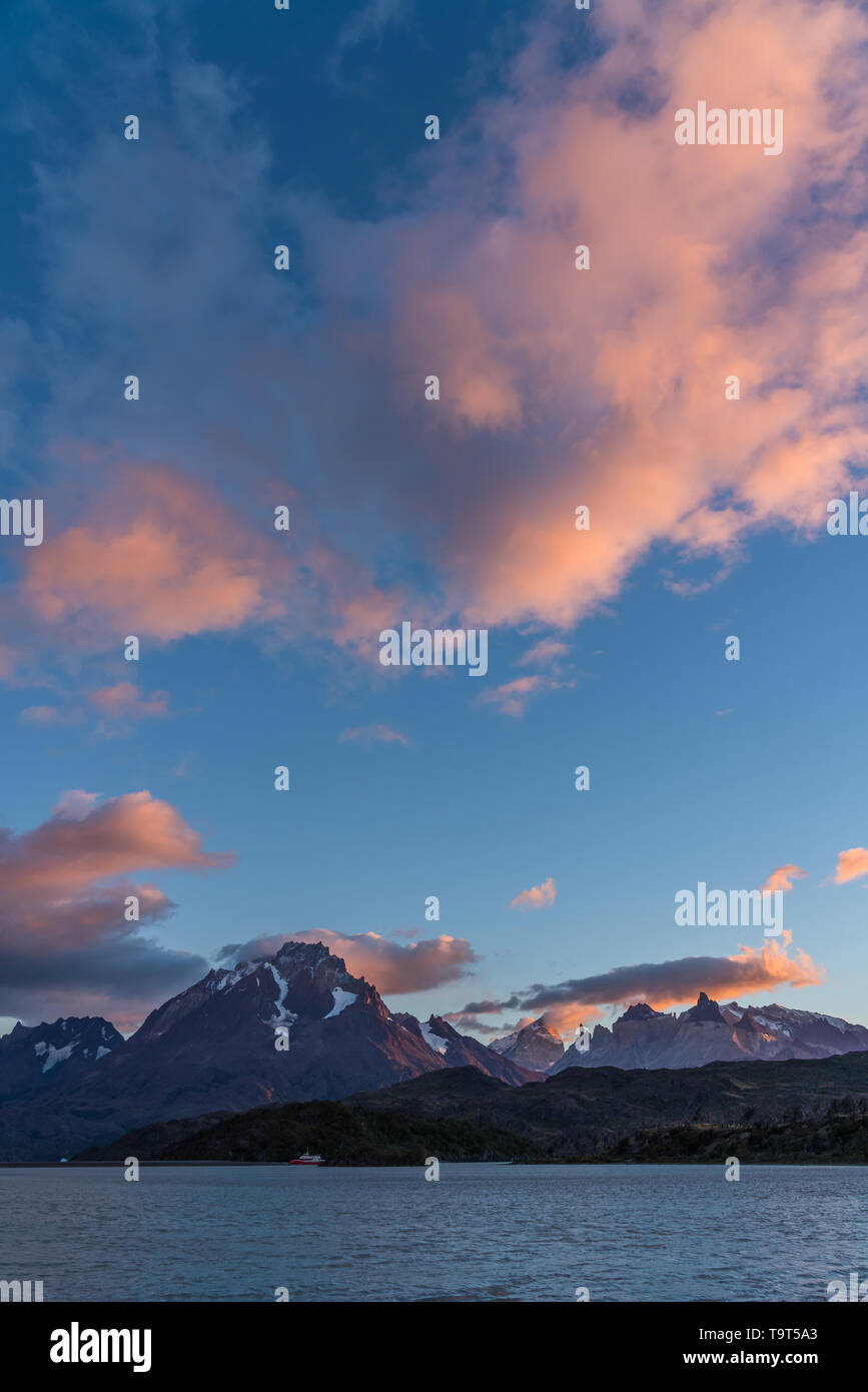 Sunrise Licht auf die Wolken über dem Paine Massivs im Torres del Paine National Park, ein UNESCO-Biosphärenreservat in Chile Patagonien region Stockfoto