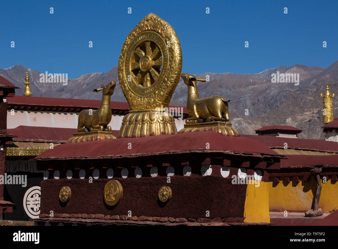 Der Jokhang Tempel wurde gegründet um 1652 N.CHR. Es ist der heiligste buddhistische Tempel in Tibet und ist Teil der historischen Ensemble des Potala Pa Stockfoto