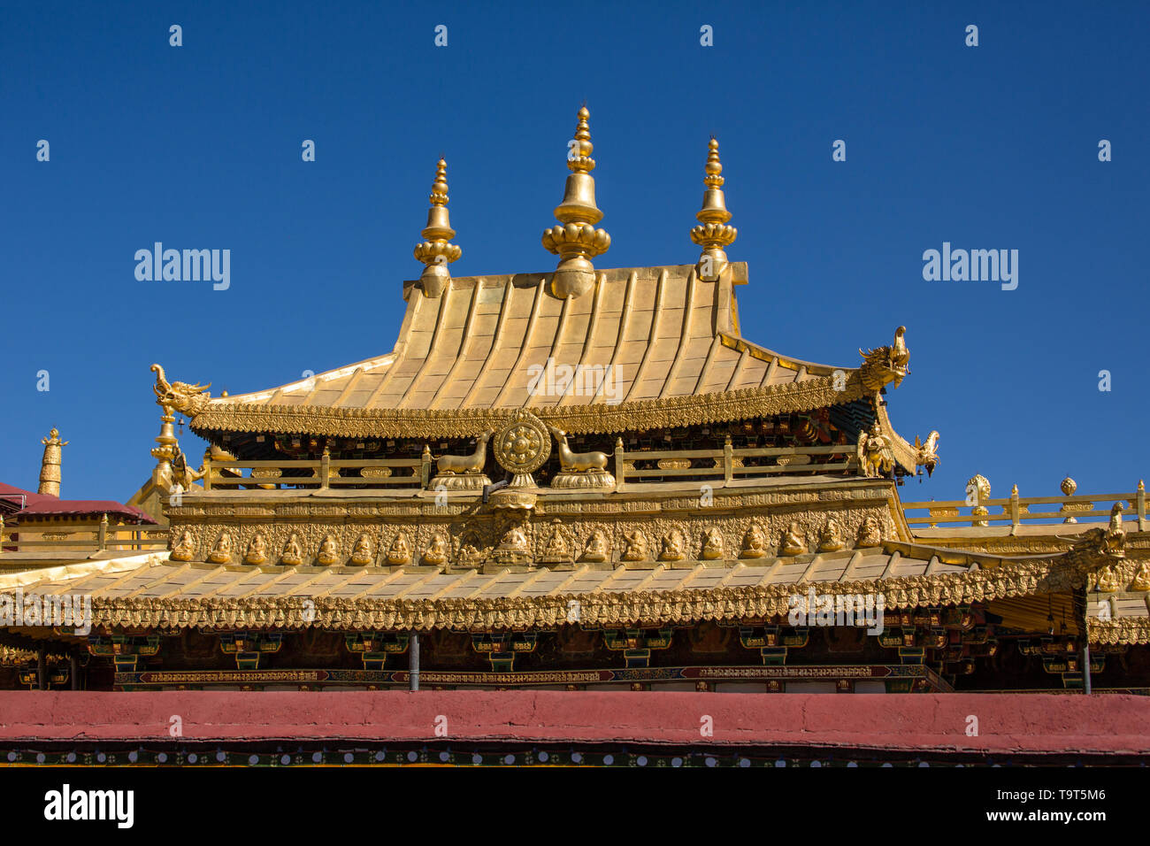 Der Jokhang Tempel wurde gegründet um 1652 N.CHR. Es ist der heiligste buddhistische Tempel in Tibet und ist Teil der historischen Ensemble des Potala Pa Stockfoto