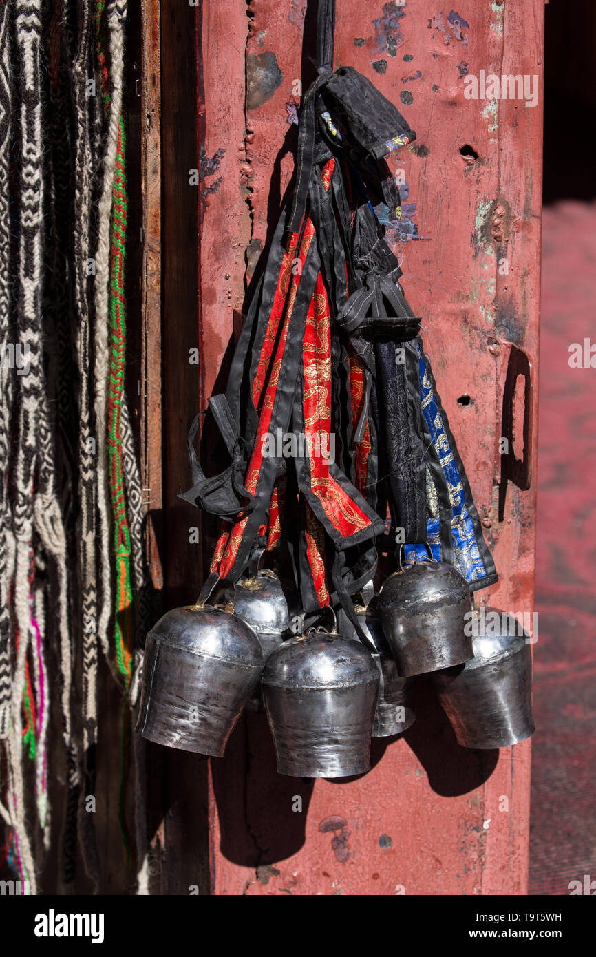 Alte gebrauchte yak Glocken zum Verkauf in Lhasa, Tibet. Stockfoto