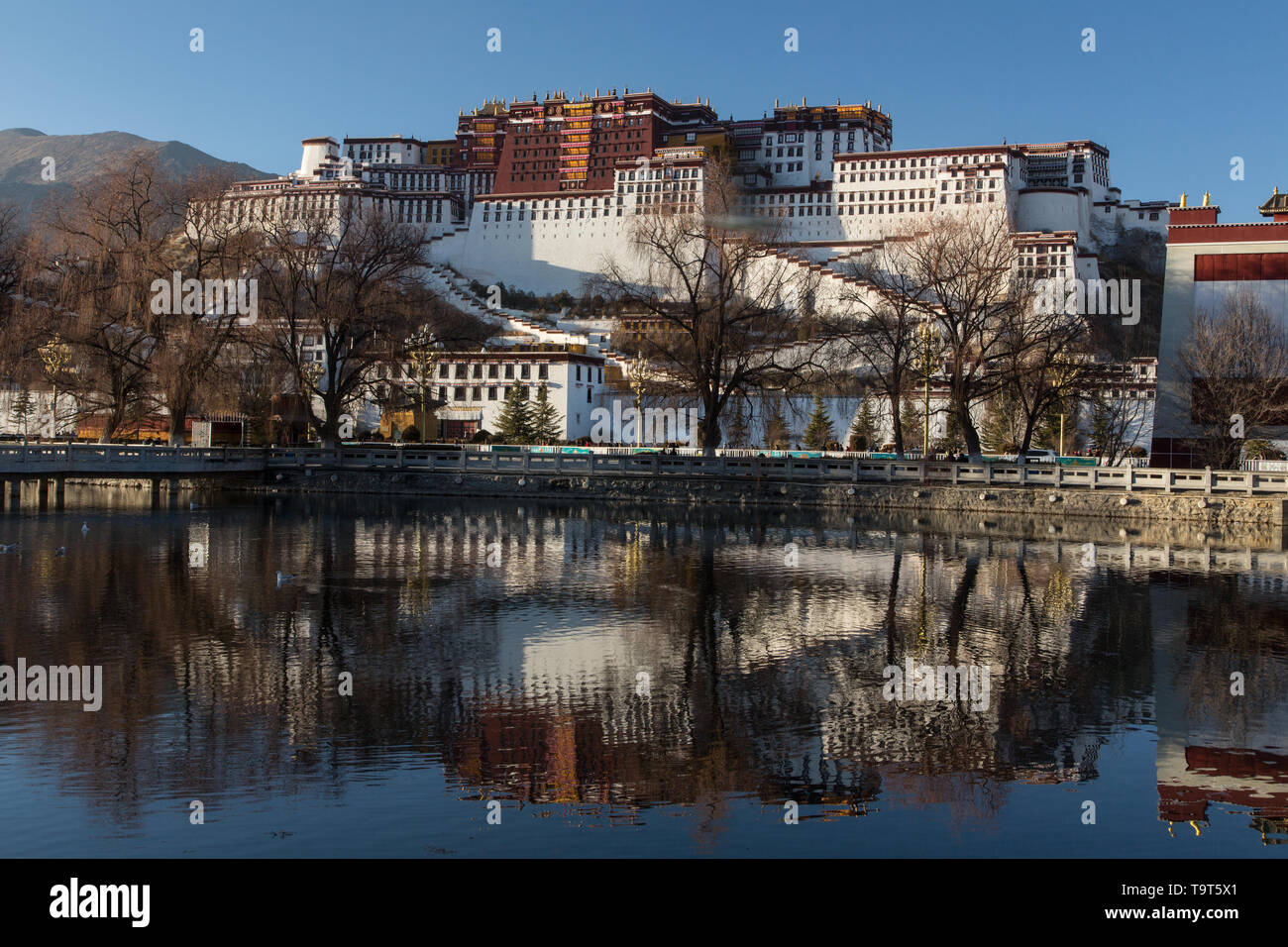 Der Potala Palast wurde um 1645 N.CHR. gegründet und war die ehemalige Sommerpalast des Dalai Lama und ist Teil der historischen Ensemble des Potala Stockfoto