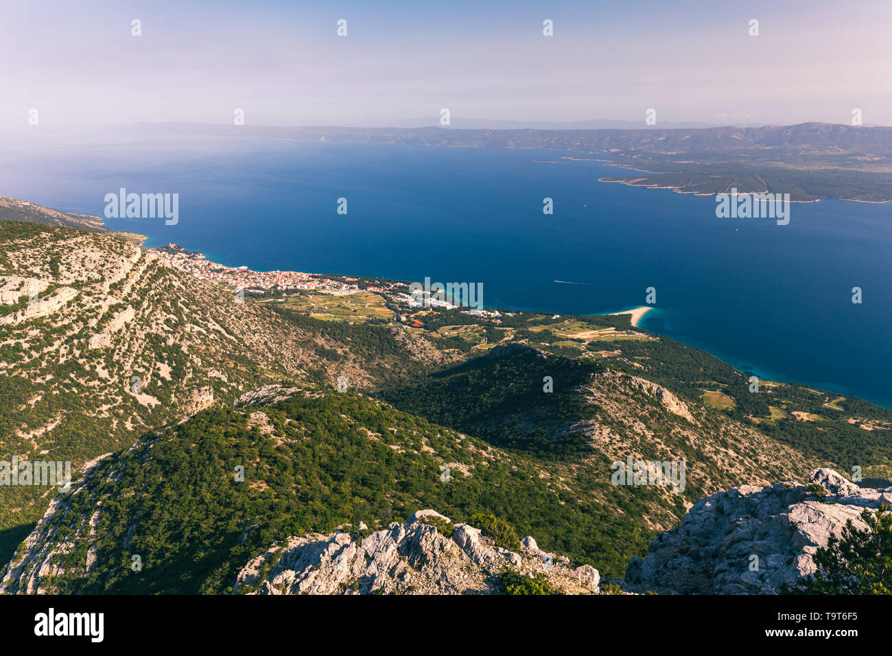 Bol auf der Insel Brac Panoramablick Luftaufnahme, Dalmatien, Kroatien. Stadt Bol vom Vidova Gora Luftaufnahme, Insel Brac, Dalmatien, Kroatien. Stockfoto