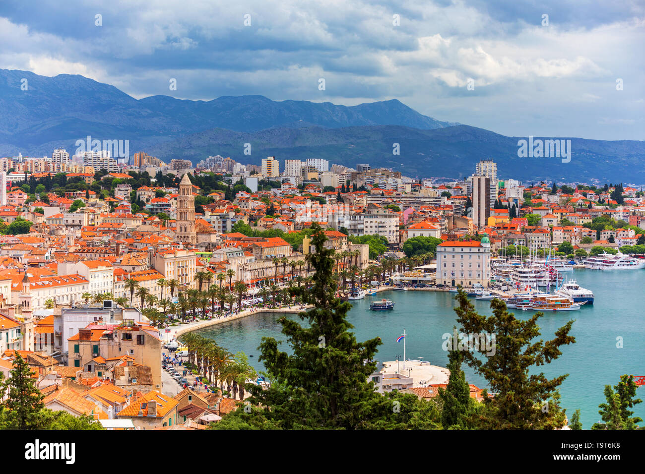 Split, Kroatien (Region Dalmatien). UNESCO-Weltkulturerbe. Diokletianspalast und Mosor Berge im Hintergrund. Split Panoramablick auf Stadt, Da Stockfoto