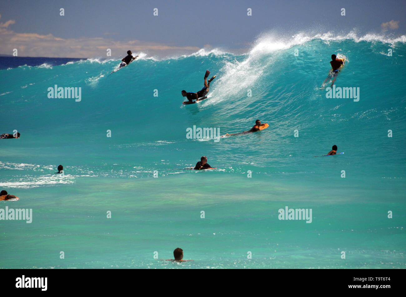 Bodyboarder und riesigen Swell am Sandstrand, Oahu, Hawaii, USA Stockfoto