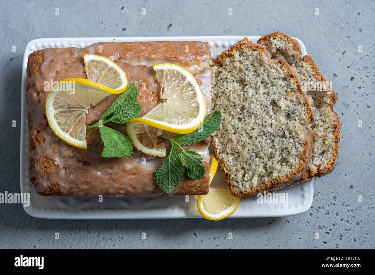 Zitronen- und Mohnsamen Pound Cake Stockfoto
