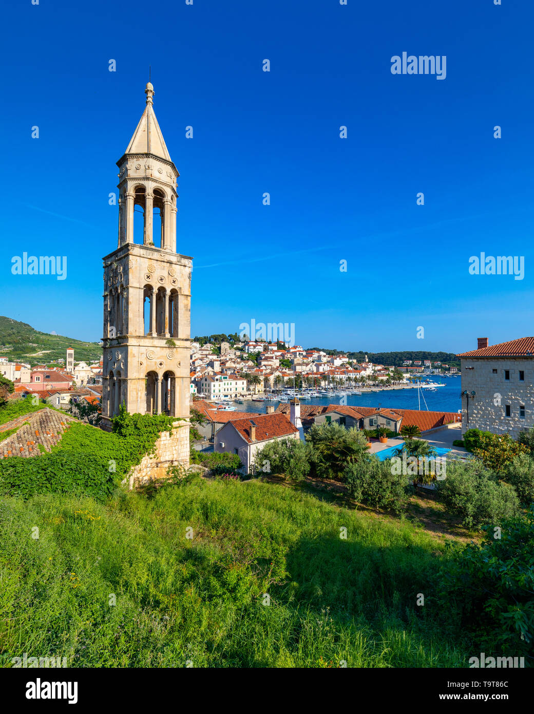 Bunte Landschaft in der Stadt Hvar, berühmten Reisen auf Adria, Kroatien. Erstaunliche Stadt Hvar auf der Insel Hvar, Kroatien. Blick auf die Insel Hvar Stockfoto
