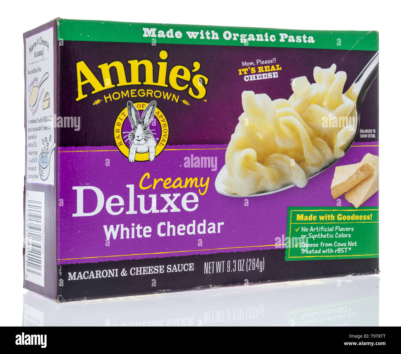 Winneconne, WI - 11. Mai 2019: ein Paket von Annies cremige Deluxe white Cheddar Makkaroni und Käse auf einem isolierten Hintergrund Stockfoto