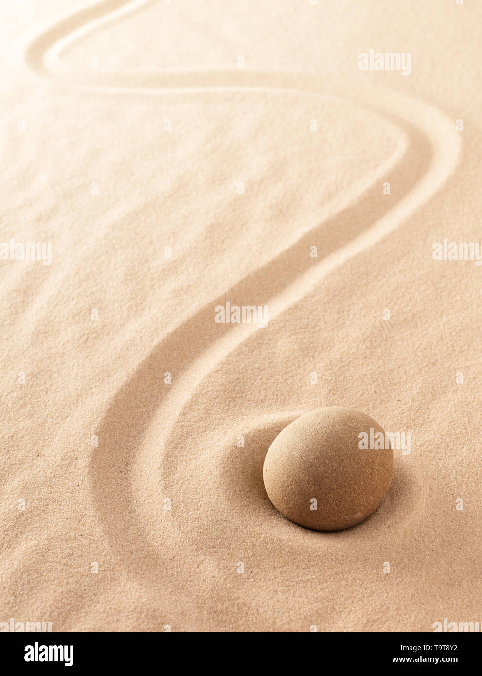 Minimalismus zen sand und stein Meditation Garten. Spa Wellness oder Yoga Hintergrund mit kopieren. Konzept für Reinheit, der Spiritualität und der Achtsamkeit. Stockfoto