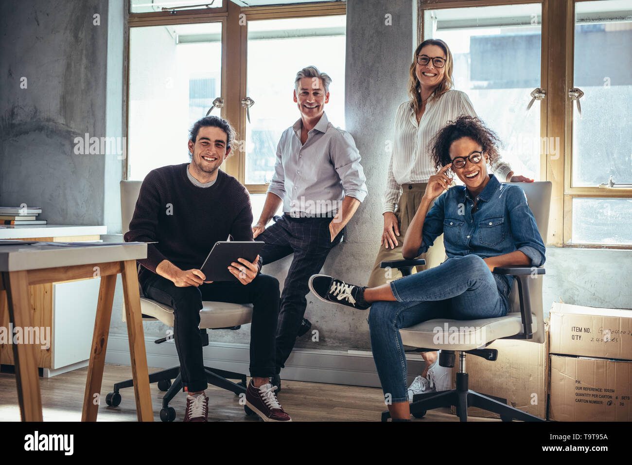Portrait der erfolgreichen Gruppe von Menschen, die an den online web store funktioniert. Männer und Frauen bei der ecommerce Business Office. Stockfoto