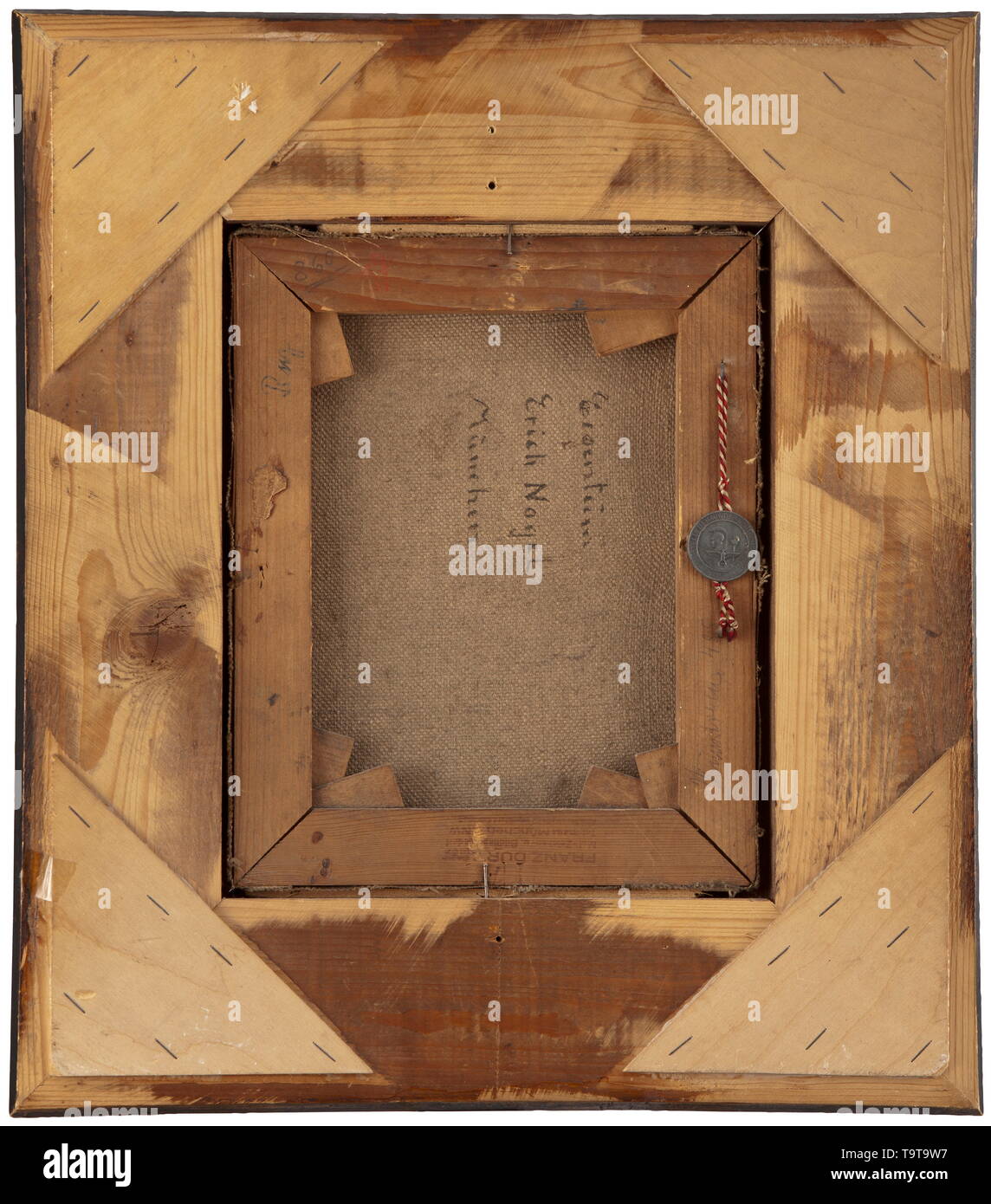 Paul Padua (1903-1981) - "Bauernbub' (Tr. 'Land') Öl auf Leinwand, unten links und vom 'Padua 41" unterzeichnet. Drei Viertel Profil eines Jungen in eine rote Jacke und einen grünen Filzhut getrimmt mit einer Feder. In der ursprünglichen Holz- geformten Rahmens (leicht beschädigt), auf der Rückseite der ursprünglichen Metalldichtung der Großen Deutschen Kunstausstellung 1942. Zeichen des Alters. Größe des Bildes 30 x 23,5 cm, Größe des Bildes 49 x 43 cm. Kommt mit einem Foto der Malerei in der Großen Deutschen Kunstausstellung 1942. Die bayerische Maler Paul Padua hohes Ansehen durch hallo, Editorial-Use - Nur statt Stockfoto