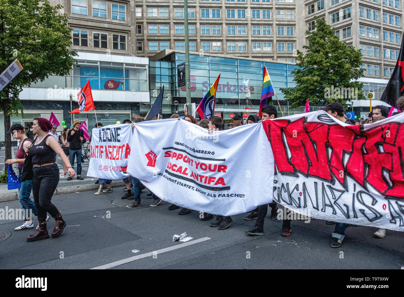 Deutschland, Berlin, Mitte, 19. Mai 2019. "Ein Europa für alle" Demonstration - Menschen am Alexanderplatz als Teil einer bundesweiten Demonstration versammelten Solidarität in Europa im Vorfeld der bevorstehenden Wahlen zum Europäischen Parlament zu fördern. Die Demo wurde von NRO einschließlich Campact, Pro Asyl, Attac, mehr Demokratie und Naturfreunde, der Seebrücke Bewegung & Paritätischer Wohlfahrtsverband der Rassismus, Hass und Ressentiments gegen Minderheiten, die von rechtsextremen Aktivisten und Politiken gerührt wird, gegen organisiert. Credit: Eden Breitz/Alamy Stockfoto