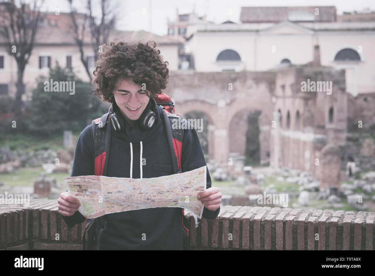 Hübscher junger Touristen touristische Karte suchen Stockfoto