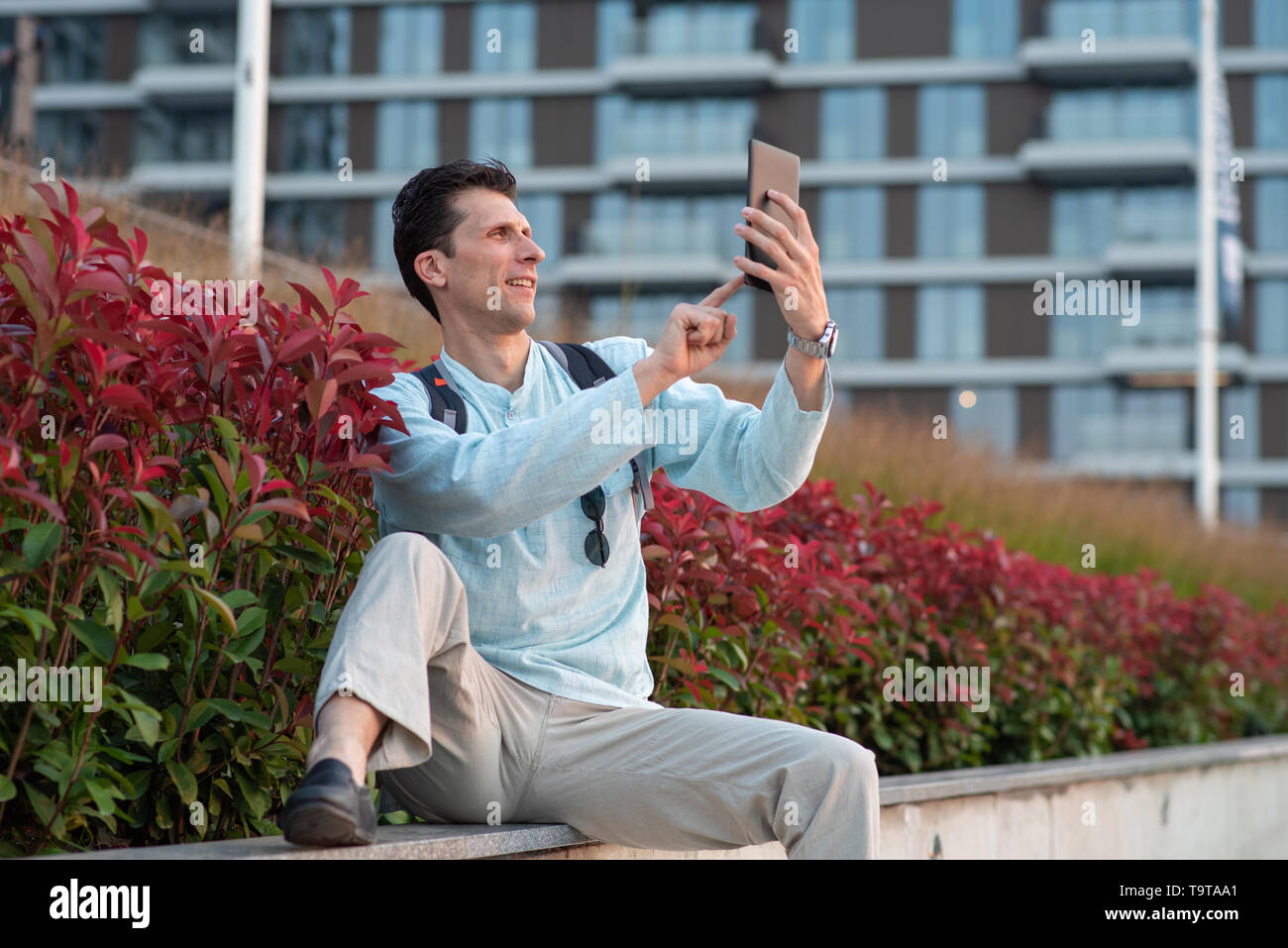 Schöner mann Fotos mit seinem Tablet Stockfoto