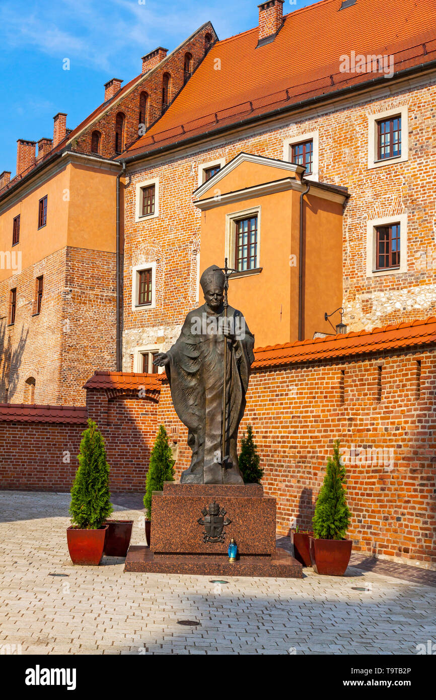 Krakau, Polen - Juli 8,2014: Denkmal von Papst Johannes Paul II (Papst Johannes Paul der Große Papa Giovanni Paolo II Karol Jozef Wojtyla) im Königsschloss entfernt Ca Stockfoto