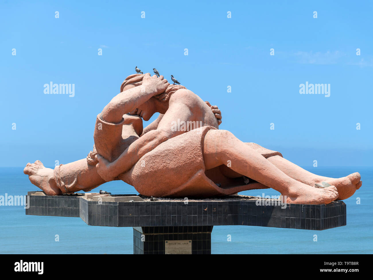El Beso (Der Kuss) von Bildhauer Victor Delfin auf den Klippen mit Blick auf den Pazifischen Ozean, Parque del Amor, Miraflores, Lima, Peru, Südamerika Stockfoto