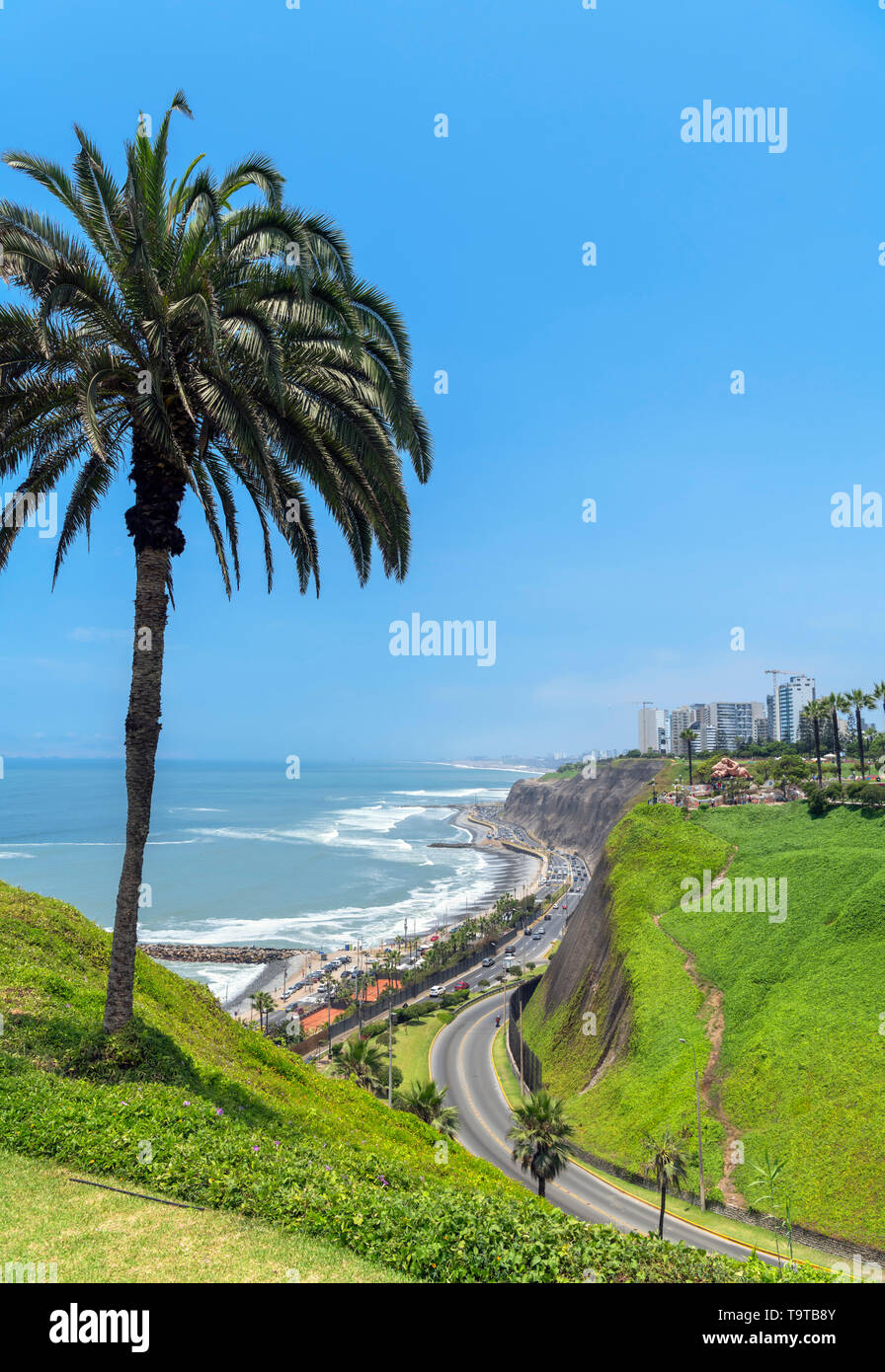 Lima, Miraflores. Anzeigen von Miraflores vom Parque Intihuatana auf den Klippen mit Blick auf den Pazifischen Ozean, Lima, Peru, Südamerika Stockfoto